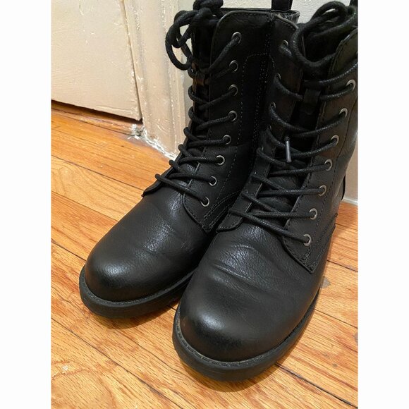 Amazon Essentials Women's Lace-Up Combat Boot, size 8, black, vegan - Picture 6 of 7